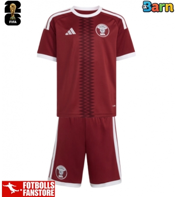 Qatar Hemmatröja Barn VM 2026 Kortärmad (+ Korta byxor)